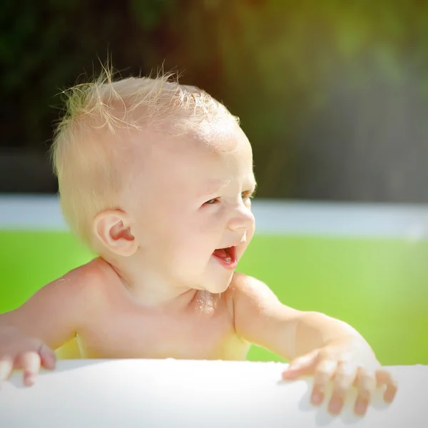 Gelukkig babyjongen buiten — Stockfoto