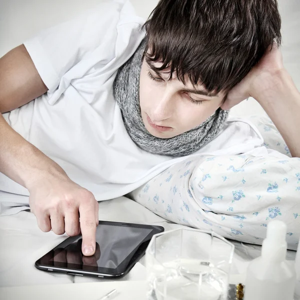 Adolescente con tableta — Foto de Stock