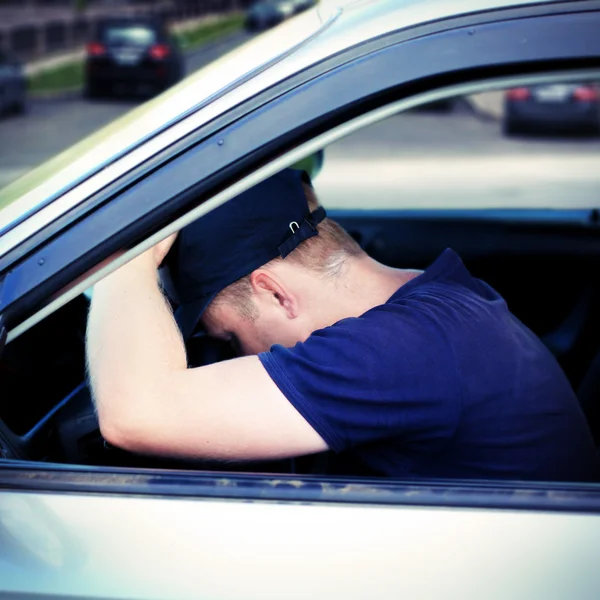 Mens in slaap in de auto — Stockfoto