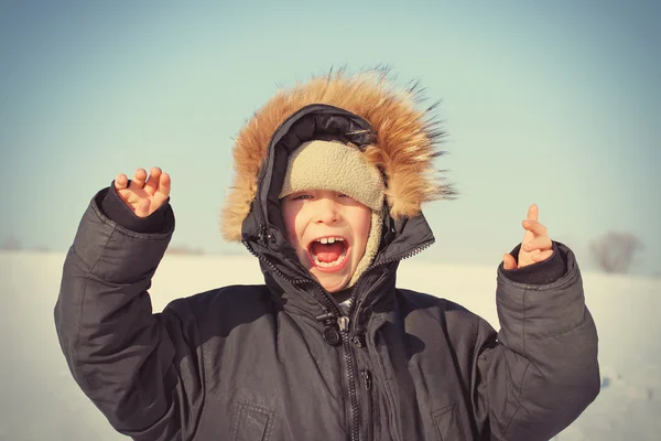 Счастливый малыш в зимний период — стоковое фото