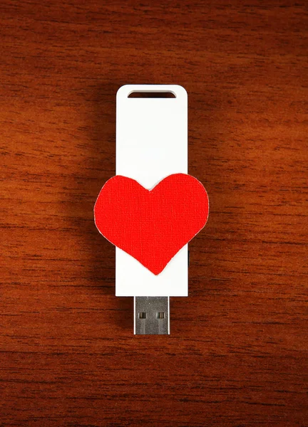 USB Flash disk s tvaru srdce — Stock fotografie