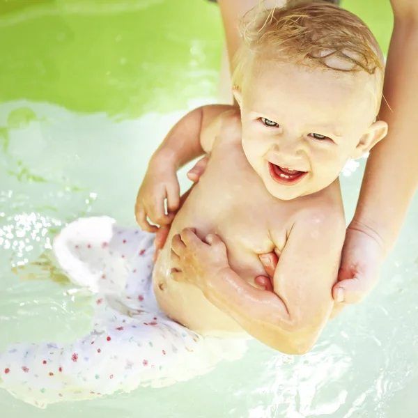 Babyjongen in het zwembad — Stockfoto