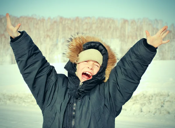 Niño feliz en el invierno — Foto de Stock