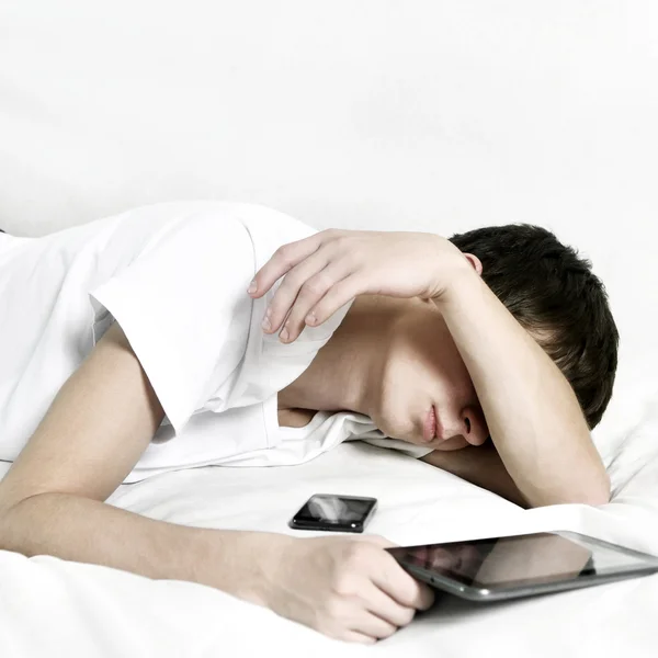 Adolescente dorme com Tablet Computer — Fotografia de Stock