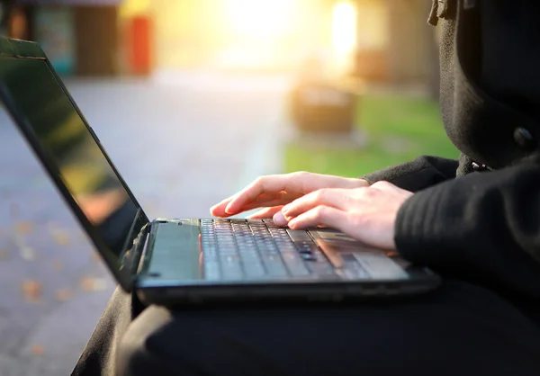 Ręce na laptopie zbliżenie — Zdjęcie stockowe