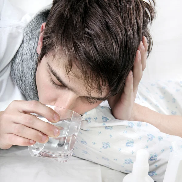 Zieke tiener drinkt het Water — Stockfoto