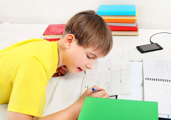 Kid gör läxor — Stockfoto