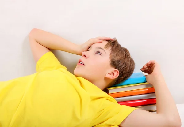 Müder Teenager mit einem Buch — Stockfoto