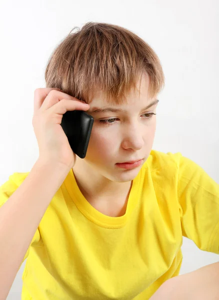 Triste adolescente con teléfono celular —  Fotos de Stock