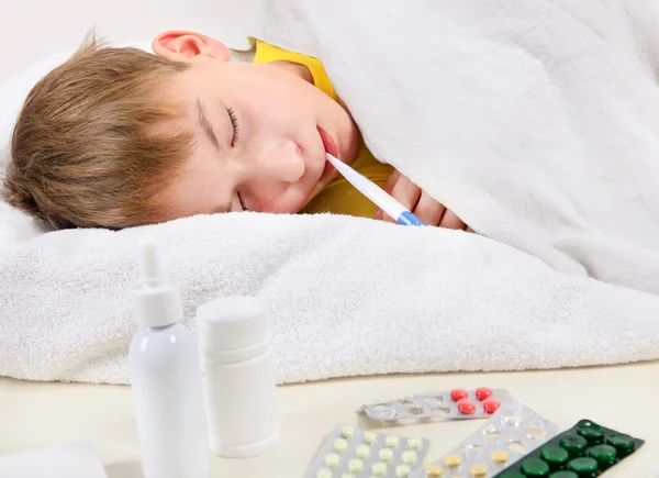 Kid enfermo en la cama — Foto de Stock