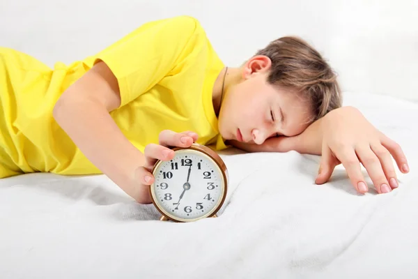 Adolescente dormir con reloj despertador —  Fotos de Stock
