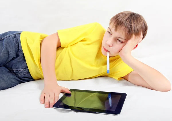 Nemocný Teenager s tabletovým počítačem — Stock fotografie