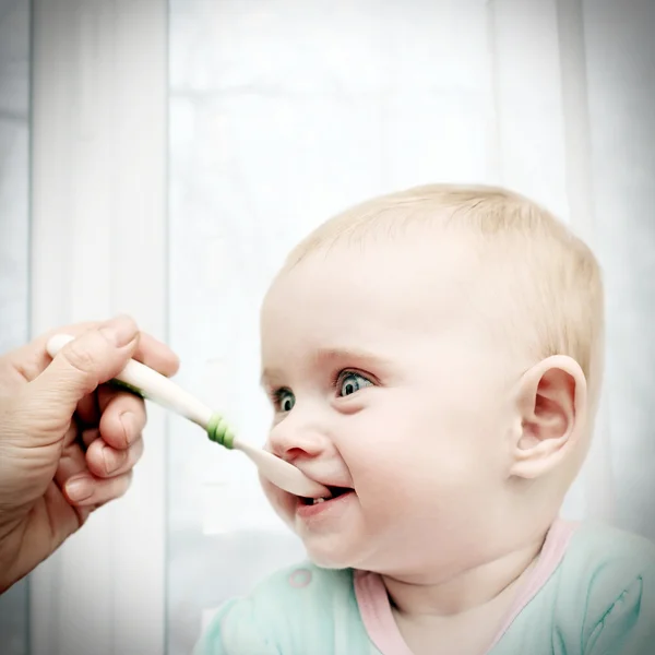 宝宝吃 — 图库照片