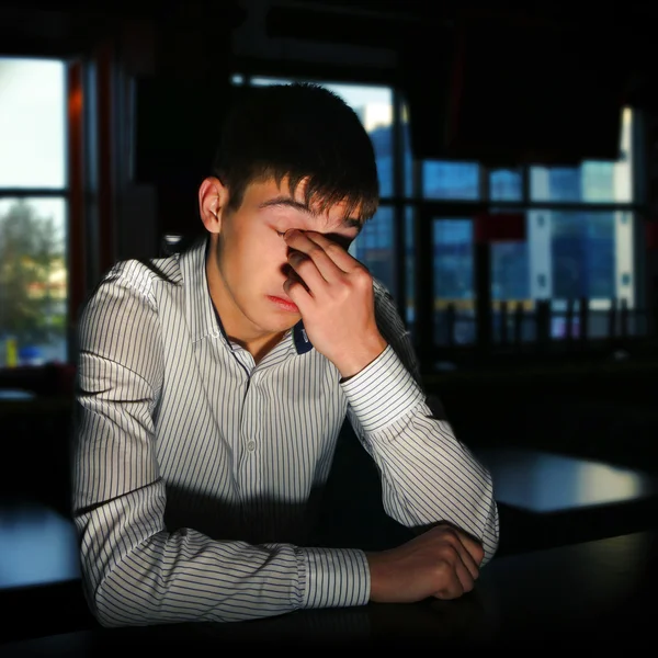 Smutné mladý muž v pokoji — Stock fotografie