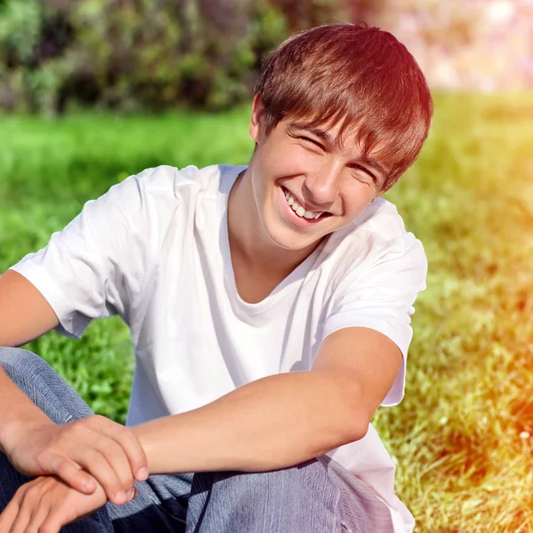 Glücklicher Teenager im Freien — Stockfoto