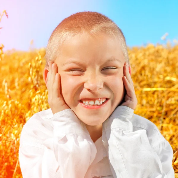 Веселый ребенок на открытом воздухе — стоковое фото