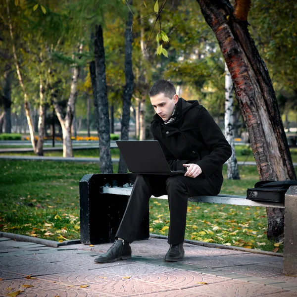 Mężczyzna z laptopem odkryty — Zdjęcie stockowe