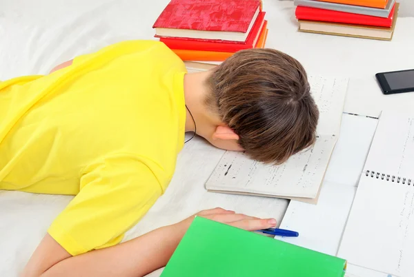 Fatigué Kid faire des devoirs — Photo