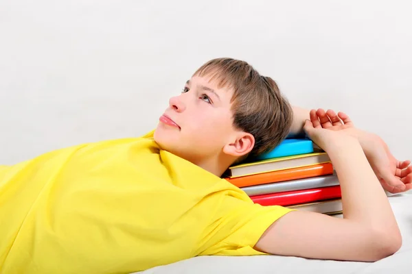 Κουρασμένος έφηβος με μια βιβλία — Φωτογραφία Αρχείου