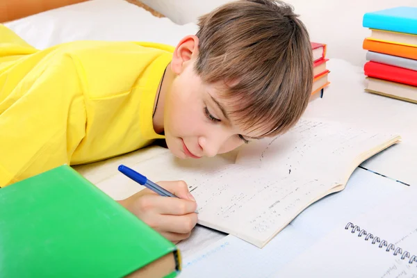 Niño haciendo la tarea —  Fotos de Stock