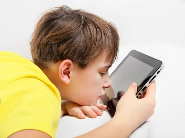 Niño cansado con Tablet Computer —  Fotos de Stock