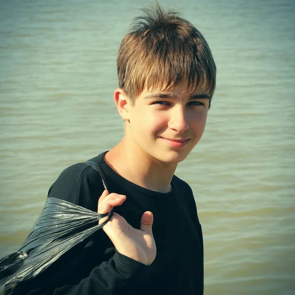 Jongen in de buurt van het water — Stockfoto