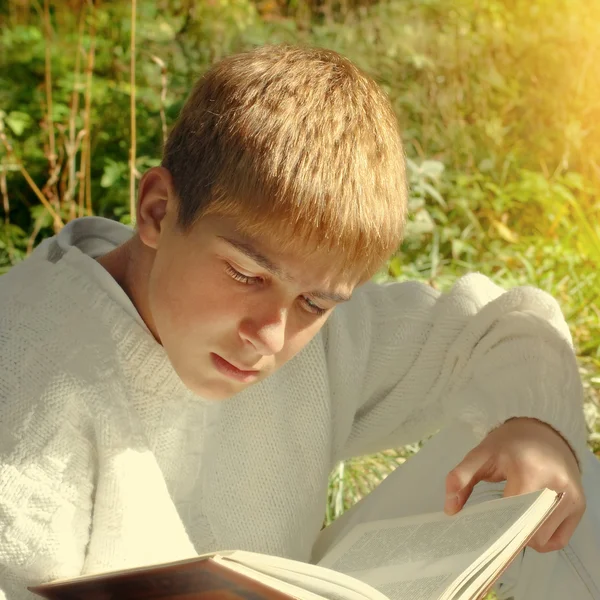 Adolescente ler o livro — Fotografia de Stock