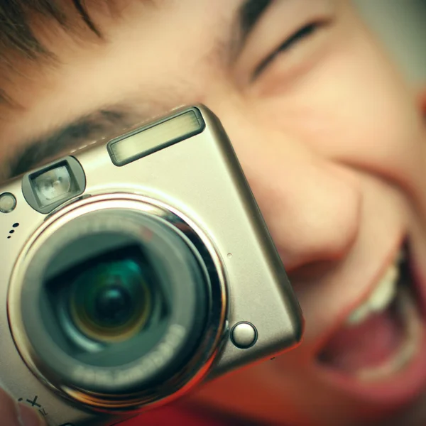 Adolescente com câmera fotográfica — Fotografia de Stock