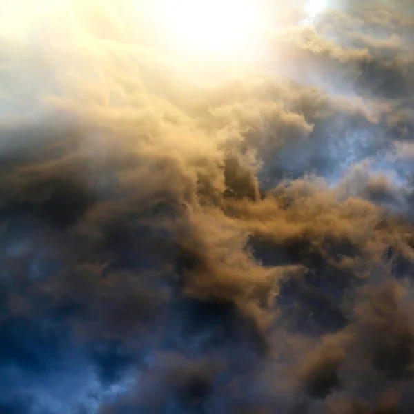 Dramatyczne chmury w tle — Zdjęcie stockowe