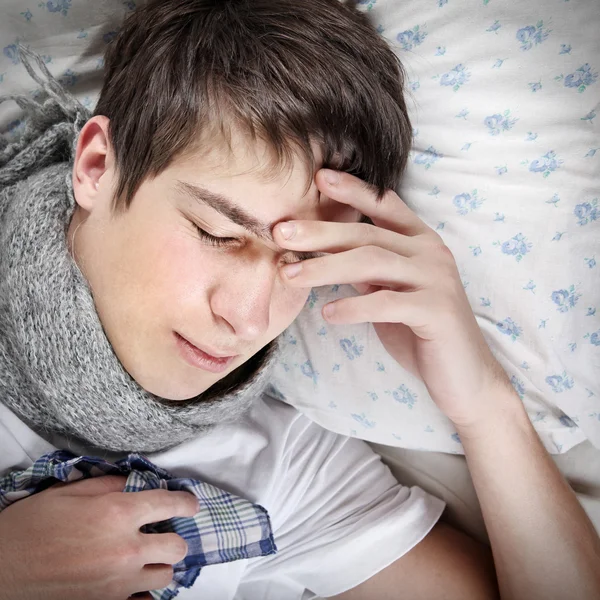 Malade jeune homme se sentent mal à la tête — Photo