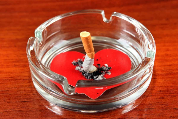 Сигарета в пепельнице — стоковое фото