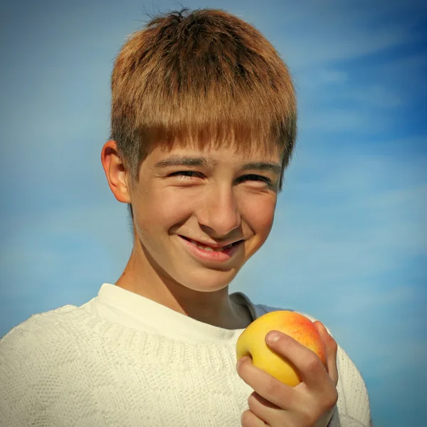 Adolescente con una mela — Foto Stock