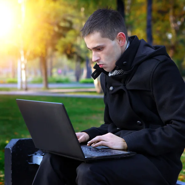 Jeune homme avec ordinateur portable — Photo