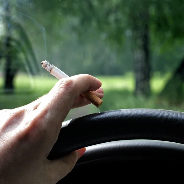 Водитель автомобиля с сигаретой — стоковое фото