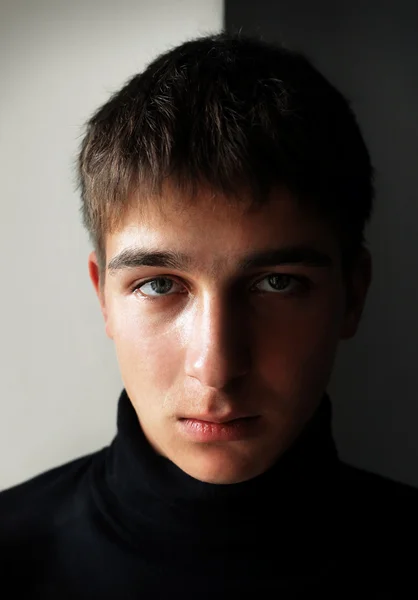 Poważny człowiek młody portret — Zdjęcie stockowe