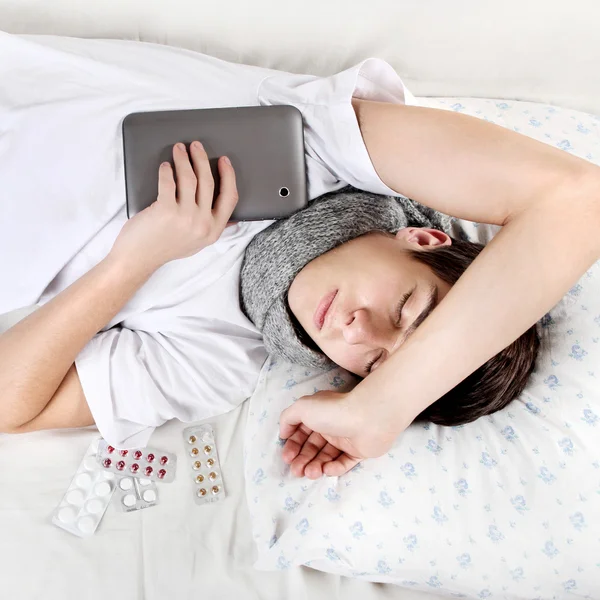 Adolescente dormir con Tablet Computer — Foto de Stock