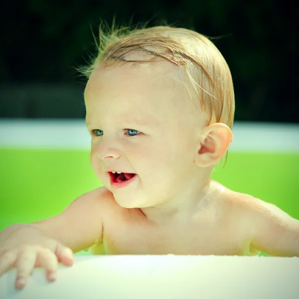 Bébé garçon dans la piscine — Photo