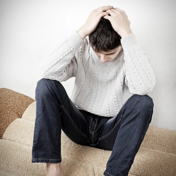 Trauriger Teenager auf dem Bett — Stockfoto