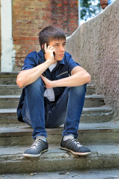 Trauriger Teenager mit Handy — Stockfoto