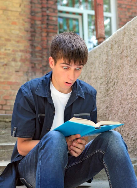 Sorpreso adolescente con il libro — Foto Stock