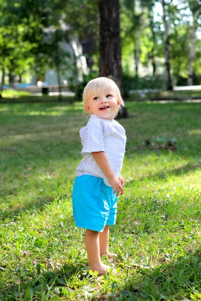 Šťastný chlapeček venkovní — Stock fotografie