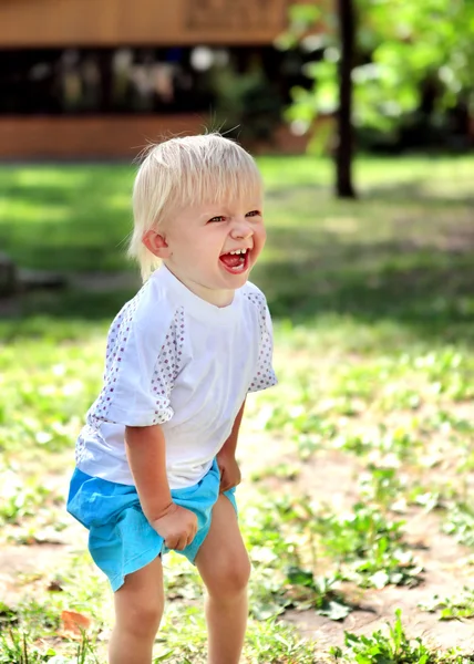 Menino feliz ao ar livre — Fotografia de Stock