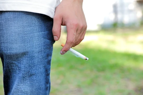 Persona con cigarrillo — Foto de Stock