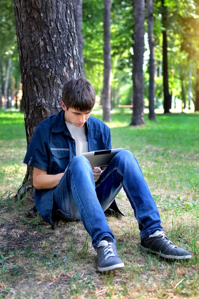 Adolescente com computador tablet — Fotografia de Stock