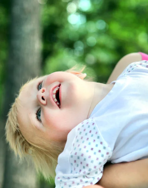 Gelukkig babyjongen buiten — Stockfoto