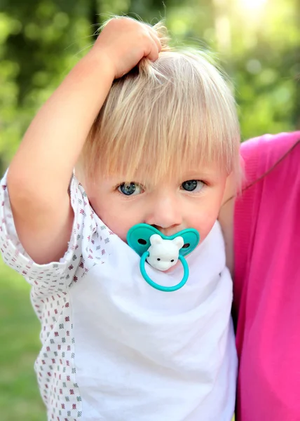 Babyjongen buiten — Stockfoto