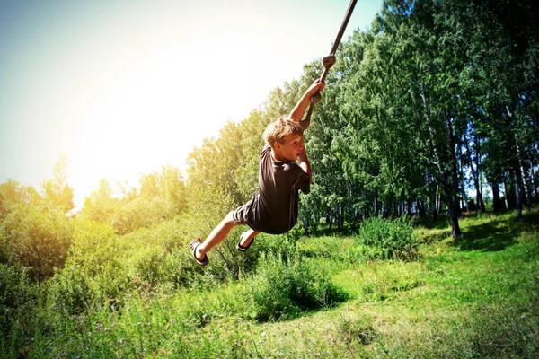 Miúdo bungee jumping — Fotografia de Stock