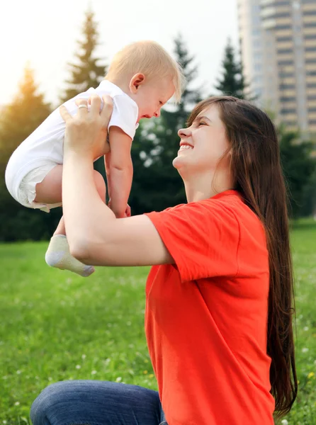 Moeder en baby buiten — Stockfoto