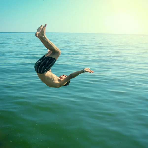 若い男が海でジャンプ — ストック写真