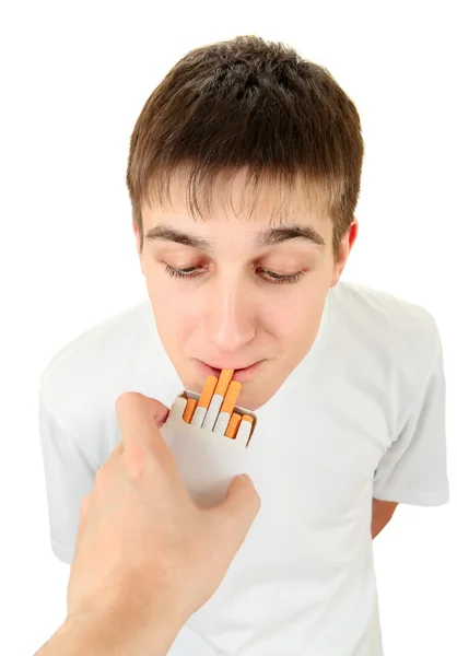 少年拿一根香烟 — 图库照片